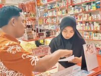 Penata Perizinan Ahli Muda Bidang Kesehatan Lingkungan DPMPTSP Kota Bontang, Sofyansyah saat mengecek salah satu toko di Kota Bontang