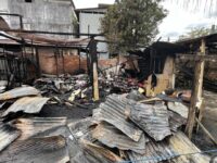 Keadaan dua kontrakan rumah kayu yang ludes terbakar di Jalan Sultan Hasanudin RT 08, Kelurahan Berbas Pantai, Bontang Selatan, pada Sabtu dini hari, 13 Desember 2025 (dok: Labib/expresi)