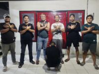 Tersangka pencurian lintas daerah berinisial AK alias G saat diamankan polisi usai ditangkap di Kota Samarinda. (Dok: istimewa)