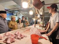 Wakil Wali Kota Bontang, Agus Haris saat melakukan monitoring harga di pasar Taman Rawa Indah, Selasa, 16 Desember 2025 (Dok: Labib/Expresi)