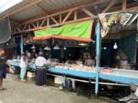 Pedagang ayam di luar area gedung pasar Tamrin Kota Bontang (dok: Labib/expresi)