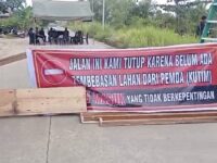 Jalan kenyamukan yang diblokir oleh Anggota Kelompok Karya Tani, Karya Insani, dan Maminasae, Rabu (17/12). (Dok: istimewa)