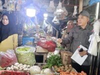 Sidak Disperindag Kutim di Pasar Induk Sangatta Utara untuk memantau ketersediaan stok dan harga bahan pokok jelang Natal dan Tahun Baru.(Dok: tio/expresi)