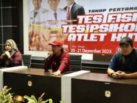 Ketua Panitia Pelaksana (tengah), bersama tim konsultan menyampaikan penjelasan pelaksanaan tes fisik dan psikologi atlet Kutai Timur sebagai bagian persiapan menuju PORPROV VIII Kaltim 2026.(Dok: tio/expresi)