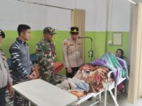 Petugas TNI–Polri meninjau jenazah korban serangan buaya di Puskesmas Tepian Baru, Bengalon, Kutim.(Dok: Polres Kutim)