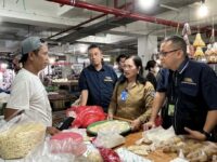 Ketua Tim Kerja Stabilisasi Pasokan Pangan BPN, Yudhi Harsatriadi Sandyatma bersama kepala bidang ketahanan pangan Kota Bontang, Debora Kristanti saat sidak monitoring harga di pasar Tamrin, Selasa, 23 Desember 2025. (dok; Labib/ Expresi)