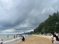 Pantai Jepu-Jepu Kaliorang dipadati wisatawan saat libur Tahun Baru, warga menikmati suasana pantai meski langit mendung. (Dok: tio/expresi)