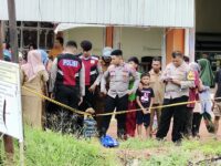 Suasana di lokasi penemuan jasad bayi di Sungai Kanal 2, Jalan H. Nanang Kasim I, Sangatta Utara, Kutim, Selasa (27/5/2025). Jasad bayi ditemukan warga di dalam tas jinjing biru.(Dok: tio/expresi)