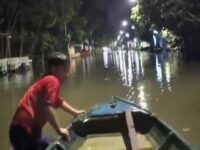 Banjir rob di Kota Bontang. Foto ini saat anak-anak mencoba baik ke perahu karena banjir rob menimpa Bontang Kuala, 7 November 2025 lalu (dok: warga)