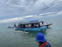Evakuasi dua pemancing di perairan Teluk Lombok, Sangatta Selatan, usai kapal terbalik akibat cuaca buruk (Dok: Polres Kutim)