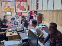 Penyidik Polsek Bengalon memeriksa para terduga pelaku pengeroyokan sopir ambulans terkait insiden penghadangan saat membawa pasien rujukan.(Dok: Polres Kutim)