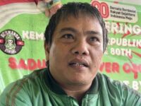 Perwakilan Pos Ojol Smanda Kota Bontang, Andre Adityo saat ditemui Expresi, Jumat, 9 Januari 2026. (Dok: Labib/Expresi)