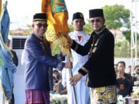 Gubernur Kalimantan Timur Rudy Mas’ud (berbaju hitam) menyerahkan bendera penghargaan kepada Bupati Kutim Ardiansyah Sulaiman pada peringatan HUT ke-69 Provinsi Kaltim di Samarinda.(Istimewa)