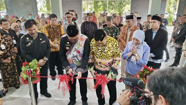 Sultan Kutai Kartanegara Ing Martadipura bersama Bupati Kukar resmikan penggunaan Paviliun Nuri dan Cancer Centre Murai di RSUD Aji Muhammad Parikesit, Tenggarong (Dok: Humas Pemkab Kukar)