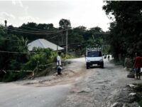 Kondisi Jalan Poros Sangatta–Bengalon yang menyempit akibat longsor, memaksa kendaraan melintas bergantian.(Dok: tio/expresi)