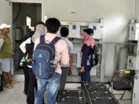 Petugas bersama pemerintah desa mengecek kerusakan PLTS di Desa Pulau Miang, Kecamatan Sangkulirang, Kutim.(Dok: istimewa)