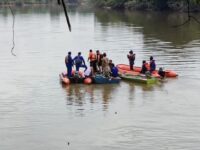 Proses evakuasi korban tenggelam di Sungai Telen, Kecamatan Telen, Kabupaten Kutai Timur (dok: Polres Kutim)