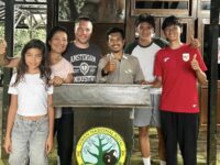 Wisatawan mancanegara berfoto bersama petugas di kawasan Taman Nasional Kutai.(Dok: istimewa)