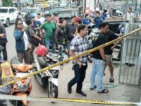 Kerumunan warga menyaksikan lokasi pembunuhan di Balikpapan, Senin 26 Januari 2026 (dok: istimewa)