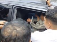 Pihak kepolisian saat membawa sejumlah saksi dalam kasus pembunuhan di MT Haryono Kota Balikpapan, Senin 26 Januari 2026 (dok: ist)