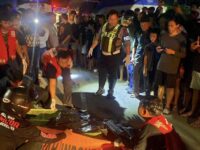 Petugas kepolisian dan relawan mengevakuasi korban kecelakaan lalu lintas maut di Jalan Yos Sudarso, Sangatta Utara, Kutim.(Dok: istimewa)