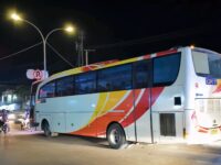 Bus karyawan melintas di kawasan Sangatta (dok: Tio/expresi)