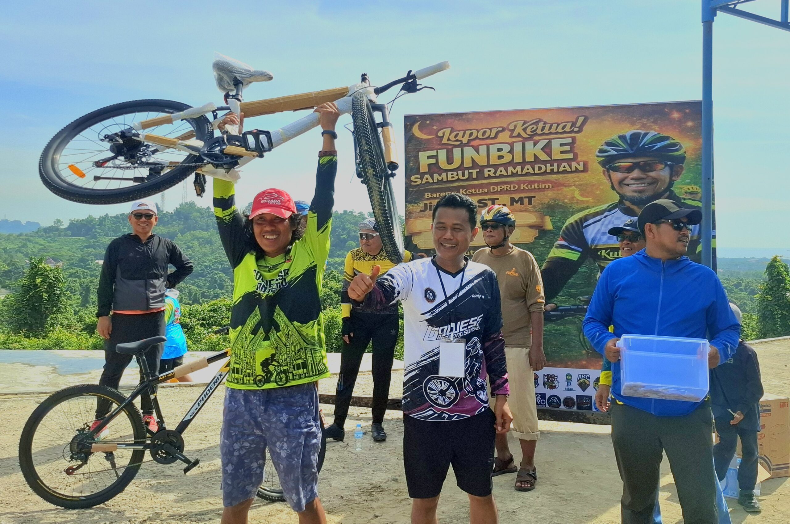 Ketua Panitia Funbike Ramadhan, Arif Bolly (tengah) bersama penerima doorprize.