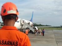 Proses evakuasi penumpang di bandara SAMS Sepinggan (dok: Basarnas)