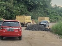 Truk bermuatan material melintas di jalan umum Desa Sekerat, Bengalon.(Dok: tio/expresi)