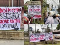 Spanduk protes warga terpasang di jalan umum Sangatta, Kutim, menyoroti bahaya lalu lalang bus tambang dan menuntut keselamatan pengguna jalan.(Dok: tio/expresi)