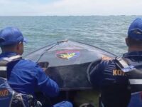 Tim SAR Balikpapan lakukan pencarian terhadap ABK yang hilang di perairan Balikpapan (dok: Tim SAR)