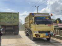 Aktivitas truk bermuatan material perusahaan semen di jalan kabupaten Desa Sekerat menuai sorotan DPRD Kutim akibat dampaknya terhadap keselamatan warga(Dok: tio/expresi)