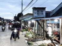 Pedagang memanfaatkan badan jalan untuk berjualan di kawasan pasar Sangatta Selatan, mencerminkan belum tertatanya relokasi dan fasilitas pasar yang memadai.(Dok: tio/expresi)
