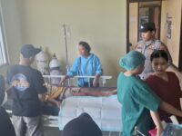 Petugas medis memberikan penanganan terhadap bocah korban serangan buaya di RS Elisabeth Bengalon.(Dok: istimewa)