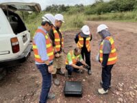 Tim Pejabat Pengawas Lingkungan Hidup DLH Kutim dan Menejemen PT.KPC saat melakukan verifikasi lapangan di PT.KPC. (Dok: Istimewa)
