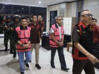 Kejati Kaltim saat membawa kedua tersangka kasus korupsi tambang (dok: Kejati Kaltim)