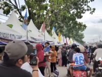 Kepadatan kendaraan dan pejalan kaki terlihat di depan Kantor Camat Sangatta Utara saat Pasar Ramadan berlangsung.(Dok: tio/expresi)