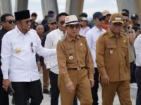 Gubernur Kaltim, Rudy Mas'ud (kiri), Bupati Kutim, Ardiansyah Sulaiman (tengah), dan Wakil Bupati Kutim, Mahyunadi (kanan), saat meninjau sekaligus menghadiri peresmian Jembatan Sei Nibung di Kaubun, Kutim.(Dok: istimewa)