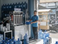 Pengisian galon di depot air minum isi ulang di Kutim.(Dok: tio/expresi)