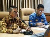Wakil Bupati Kutim Mahyunadi (kiri) memimpin rapat koordinasi pengalihan fasilitas Kampus STIPER menjadi Sekolah Rakyat, didampingi Kepala Dinas Sosial Kutim Ernata Hadi Sujito (kanan), di Ruang Ulin Kantor Bupati Kutim.(Dok: istimewa)