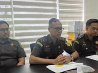 Kepala Kejari Kutim, Reopan Saragih melalui Kepala Seksi Tindak Pidana Khusus (Kasi Pidsus) Kejari Kutim, Prihanida Dwi Saputra (tengah). (Dok: istimewa)