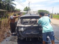Warga berupaya memadamkan sisa api pada mobil Daihatsu Xenia yang hangus terbakar di Jalan Poros Bengalon - Muara Wahau, KM 110. (Dok: istimewa)