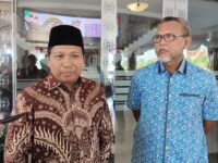 Bendahara Umum DPP Partai Demokrat, Irwan Fecho (Kiri) di dampingi Ketua DPC Partai Demokrat Kutim Ordiansyah. (Dok: tio/expresi)