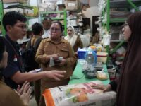 Petugas Dinkes Kutim bersama tim gabungan melakukan pemeriksaan produk pangan di salah satu ritel di Sangatta, memastikan keamanan dan izin edar bahan makanan selama Ramadan.(Dok: tio/expresi)