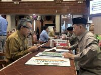 Bupati Kutai Timur Ardiansyah Sulaiman (kiri) menyerahkan pembayaran zakat kepada Ketua Baznas Kutim Masnip Sofwan (kanan) dalam kegiatan penunaian zakat pimpinan daerah di Sangatta, Kutai Timur.(Dok: tio/expresi)