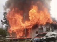 Kebakaran terjadi di kawasan Pujasera Guntung, RT 12, Kelurahan Guntung, Kecamatan Bontang Utara, Kamis (12/3/2026) sore (dok: ist)