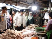 Wakil Bupati Kutai Timur Mahyunadi bersama jajaran perangkat daerah memantau langsung harga kebutuhan pokok di Pasar Sangatta Selatan. (Dok: tio/expresi)