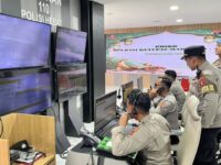 Petugas Polres Kutim memantau dan melayani laporan masyarakat melalui call center 110 di Posko Operasi Ketupat Mahakam, sebagai upaya memastikan keamanan dan kelancaran arus mudik Lebaran.(Dok: istimewa)