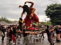 Pawai Ogoh-Ogoh di Kutai Timur berlangsung meriah, menghadirkan simbol penyucian diri sekaligus mempererat kebersamaan di tengah keberagaman jelang Hari Raya Nyepi. (Dok: tio/expresi)