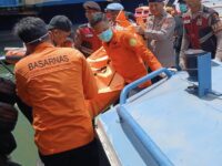 Proses evakuasi mayat di perairan Teluk Adang Kabupaten Paser (dok: Tim SAR)